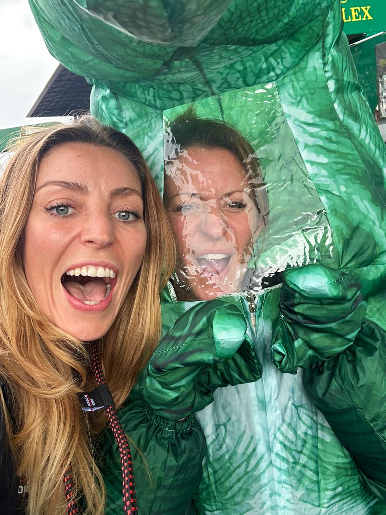 I met several celebs in Le Mans but there was only one I HAD to get a selfie with 🦖 

Nice to see you too @K2theBru.