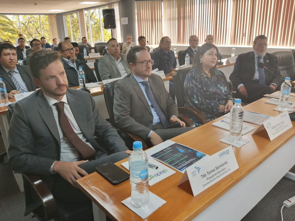eerssaoficial's tweet photo. 📍Ahora I Pdte. ejecutivo de EERSSA @ansamaniego participa en el #WebinarRegional "Desafíos de la Distribución Eléctrica para la Transición Energética Latinoamericana" organizado por la @OLADEORG y @AdelatOficial 

#LaEnergíaSomosTodos https://t.co/RRX5vn0SGC