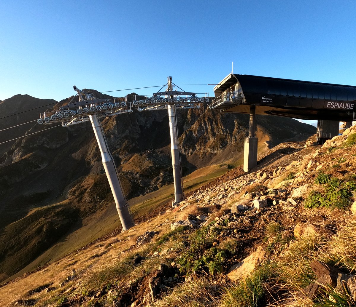 Dès le 1er juillet, la Télécabine Espiaube vous emmènera directement à 2 320m d’altitude. De quoi découvrir de nombreuses randonnées à proximité.
On vous dévoile un peu la vue du lac de Bastan mais promis, c’est mieux en vrai.
#saintlary#altiservice#randonnee #montagne#pyrenees