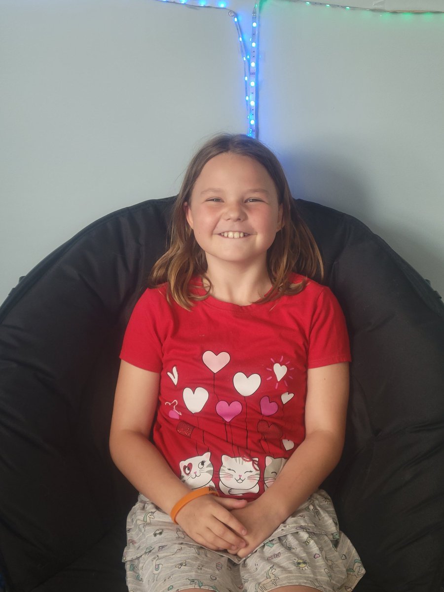Vanessa was helpful, kind &amp; a good friend during Field Day 🧡🖤 She was thrilled to get the #GoodNewsCallOfTheDay <a href="/BartonPto/">Clara Barton PTO</a> <a href="/mayos4dayos/">Kim Mayo</a> <a href="/casillo_j/">Lisa J Casillo</a> <a href="/tbennett1213/">tara bennett</a> #piratepride