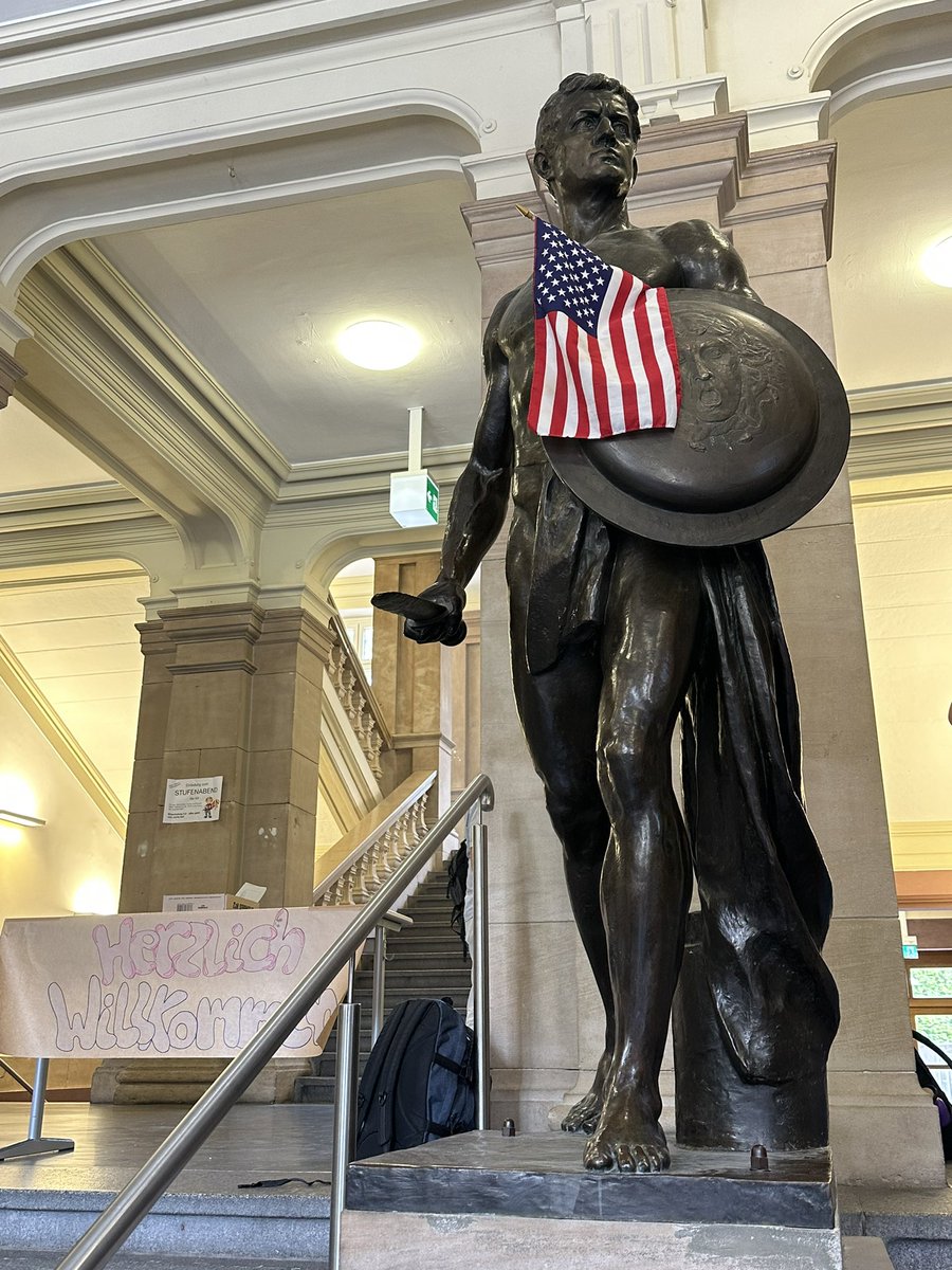 beck_frau's tweet image. William Henry Harrison High School from West Lafayette, IN made it to the Karl Friedrich Gymnasium in Mannheim! We had a wonderful welcome, and everyone enjoyed a few snacks after our train trip from Munich. So glad to be back after 4 long years! #HHSvisitsKFG #gappexchanges