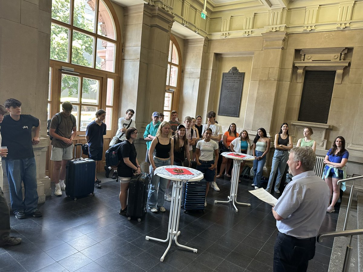 beck_frau's tweet image. William Henry Harrison High School from West Lafayette, IN made it to the Karl Friedrich Gymnasium in Mannheim! We had a wonderful welcome, and everyone enjoyed a few snacks after our train trip from Munich. So glad to be back after 4 long years! #HHSvisitsKFG #gappexchanges