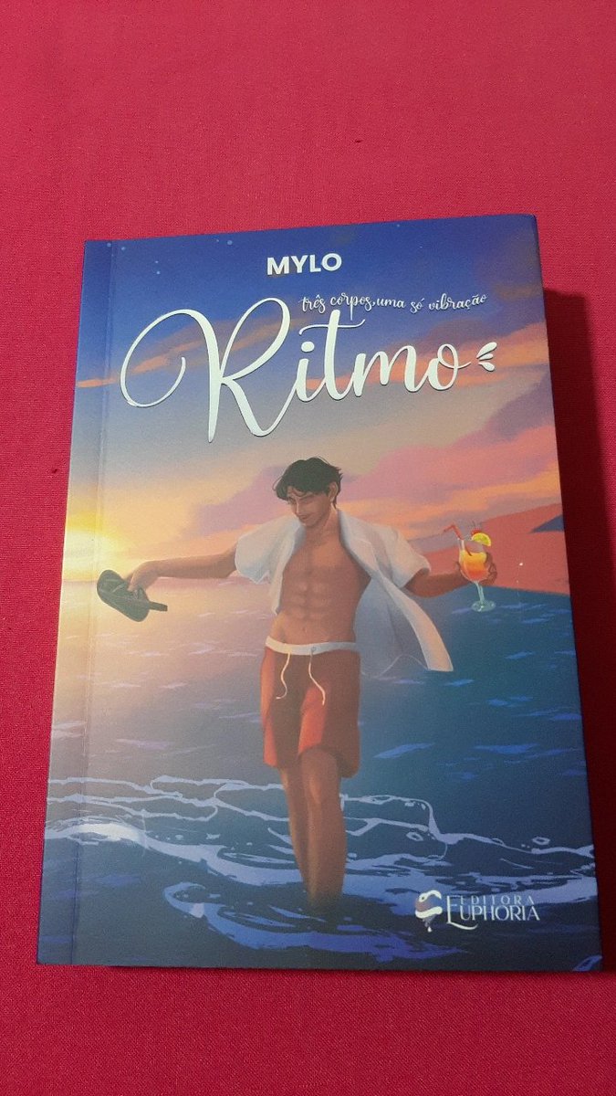KikiLopes9's tweet photo. Chegou esses maravilhoso aqui, eu tô muito feliz, foi a primeira vez que comprei na @EUPHORIAEDITORA mas eu já fazia um tempo que eu acompanhava ela, o pedido chegou rápido, tava bem embalado, o livro é lindo os brindes tbm https://t.co/wprKP8QcEa