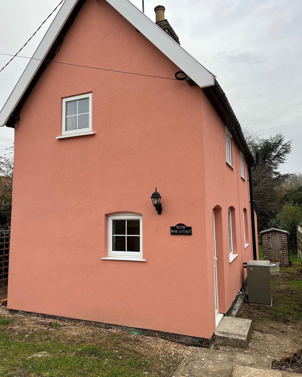 We can all agree that this cottage is looking very pretty in pink! We love seeing homeowners being brave with colour whilst giving their home a freshen up. Rosea Plastering finished this property in SilikonTop K1.5, shade 0576.