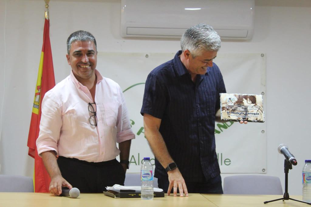 adirecto's tweet photo. Qué ilusión más grande, por favor: 

Han invitado a @ModestoBarragan al estreno de la radio escolar del instituto Fuente Grande de Alcalá del Valle ☺️☺️

Mucha suerte, compañeros 💚 @IESFuentegrande https://t.co/i2uOpFEyDe