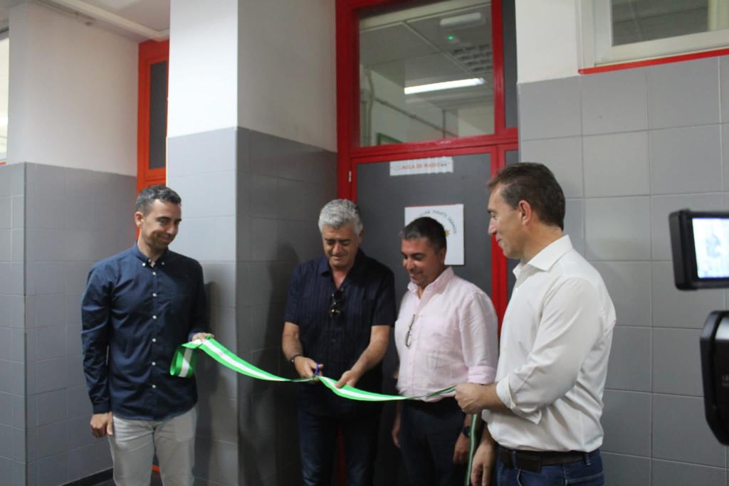 adirecto's tweet photo. Qué ilusión más grande, por favor: 

Han invitado a @ModestoBarragan al estreno de la radio escolar del instituto Fuente Grande de Alcalá del Valle ☺️☺️

Mucha suerte, compañeros 💚 @IESFuentegrande https://t.co/i2uOpFEyDe