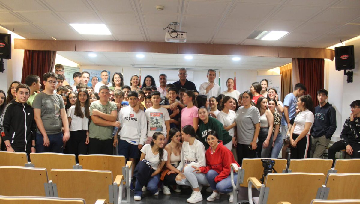 adirecto's tweet photo. Qué ilusión más grande, por favor: 

Han invitado a @ModestoBarragan al estreno de la radio escolar del instituto Fuente Grande de Alcalá del Valle ☺️☺️

Mucha suerte, compañeros 💚 @IESFuentegrande https://t.co/i2uOpFEyDe