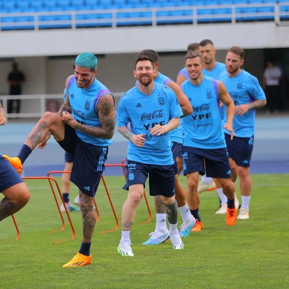 Second training in Beijing. Happy Messi.💪🇦🇷🇦🇷