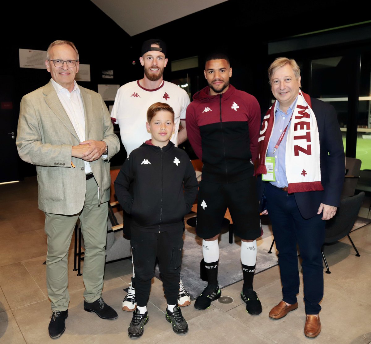 🥳 Le FC Metz officiellement en Ligue 1 !
👏 Je salue la décision de la <a href="/LFPfr/">Ligue de Football Professionnel</a> qui vient de décider de la perte par pénalité de la rencontre Bordeaux/Rodez. 
⚽️ Les #Grenats ont gagné sportivement et montent donc officiellement en Ligue 1 après une magnifique saison.