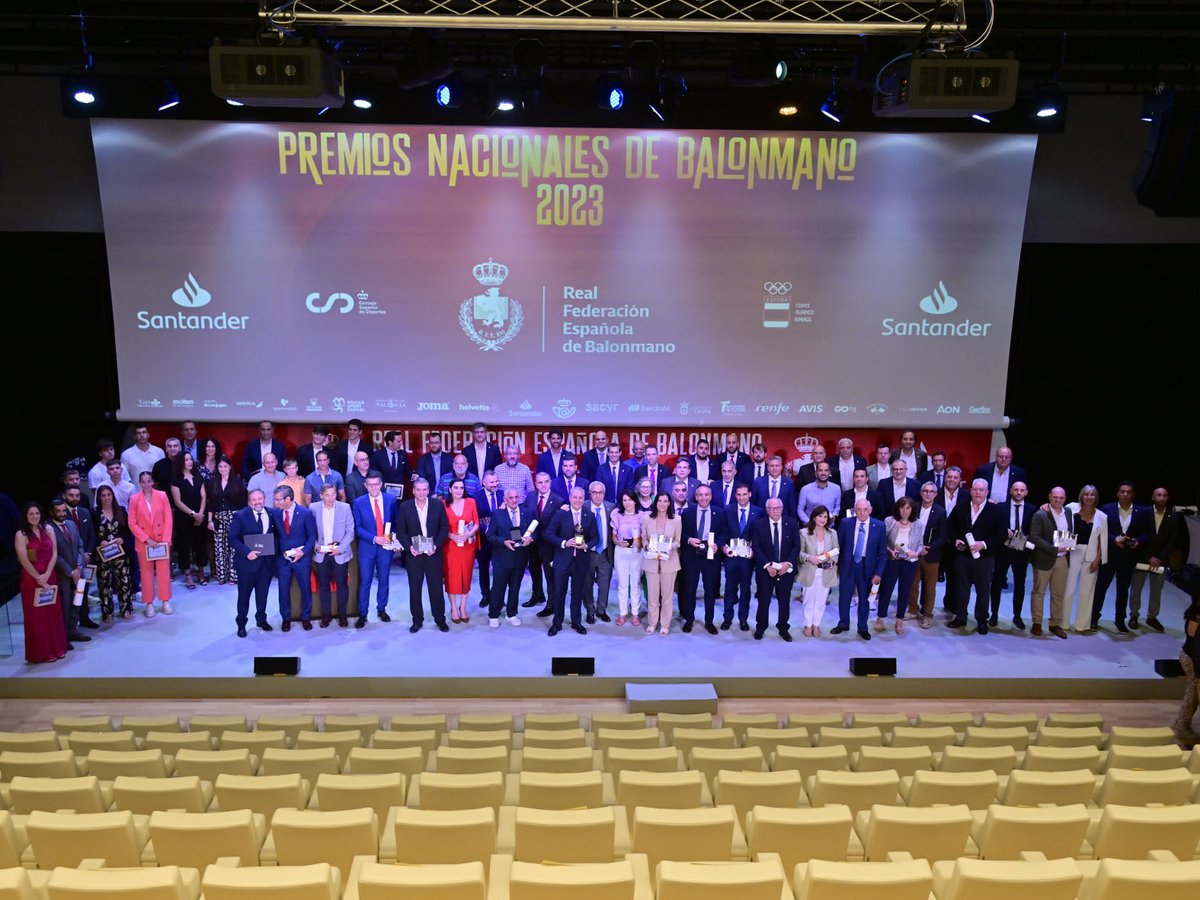 Fbmcv's tweet photo. La @comunitatesport triunfa en los #PremiosNacionales2023 de la @RFEBalonmano 🎖️

Más de 10 galardones a representantes valencianos de todos los estamentos 🙌🏼

📸 JLRecio

#️⃣ #ComunitatDelHandbol https://t.co/CfZz65DZAI