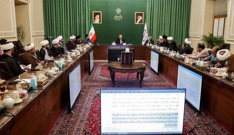 ZahraAliakbari's tweet photo. نشست بررسی لایحه حجاب با حضور قالیباف؛ «شنیدن دیدگاه صاحب نظران» بدون حضور حتی یک کارشناس خانم؟
دوربین مخفیه؟ 
#حجاب
#زنان
#زنان_ایران https://t.co/A7IufCeAhF