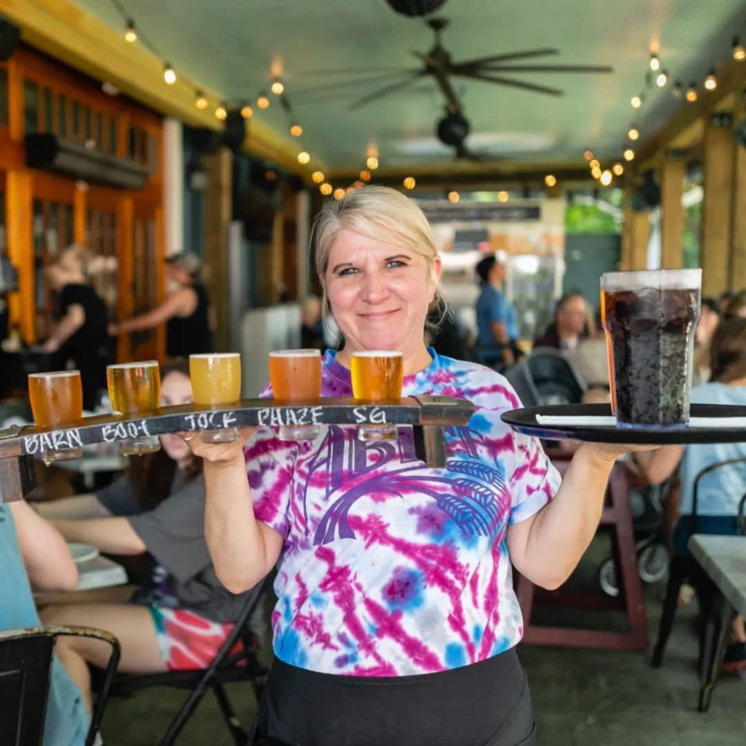 Start the week off strong with a drink from Abita Brew Pub! Our team is here to serve you a great time. 🙌