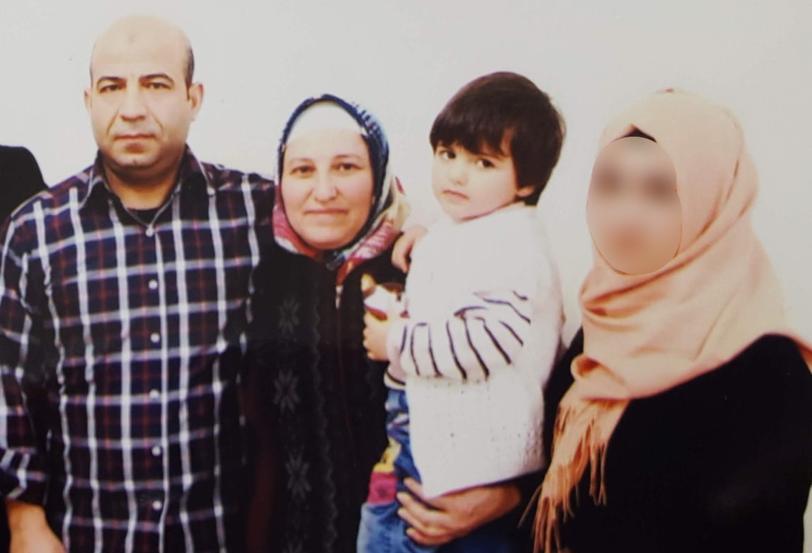 sevincozarslan's tweet photo. 8 y. Sude'nin annesi Ümran Karakuş Ankara'da GÖZALTINA alındı. 14 ve 23 y. iki çocuğu daha bulunan Karakuş'un kızı:

"Sekiz yıl geçti aradan, neden başımıza böyle şeyler geliyor anlamıyorum. O kadar psikolojim bozuldu ki sınavlara nasıl gireceğimi bilemiyorum. Küçük kardeşim sürekli ağlıyor. Annem hasta, babam % 87 engelli. İkisi de çok yaşadı. Psikolojimiz bozuldu." 

https://t.co/O2kyPPyIZ5