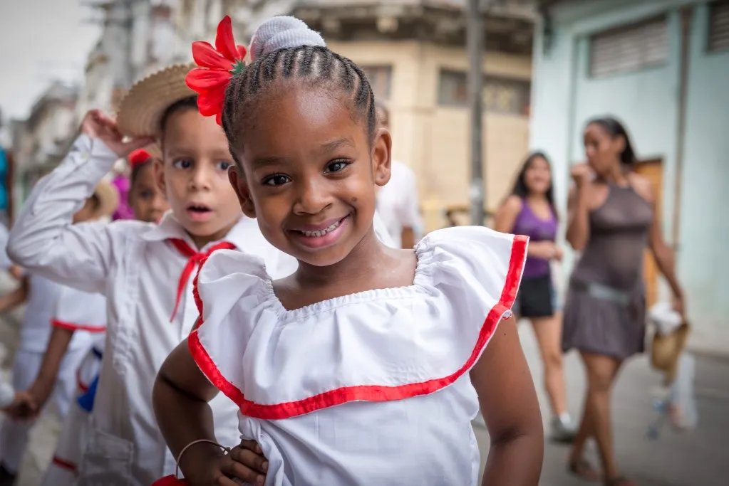 En #Cuba🇨🇺 el Estado tiene el deber de defender los derechos de la infancia.

El trabajo de niñas, niños y adolescentes está expresamente prohibido en la Constitución de la República.

#CubanosConDerechos
#DDHH