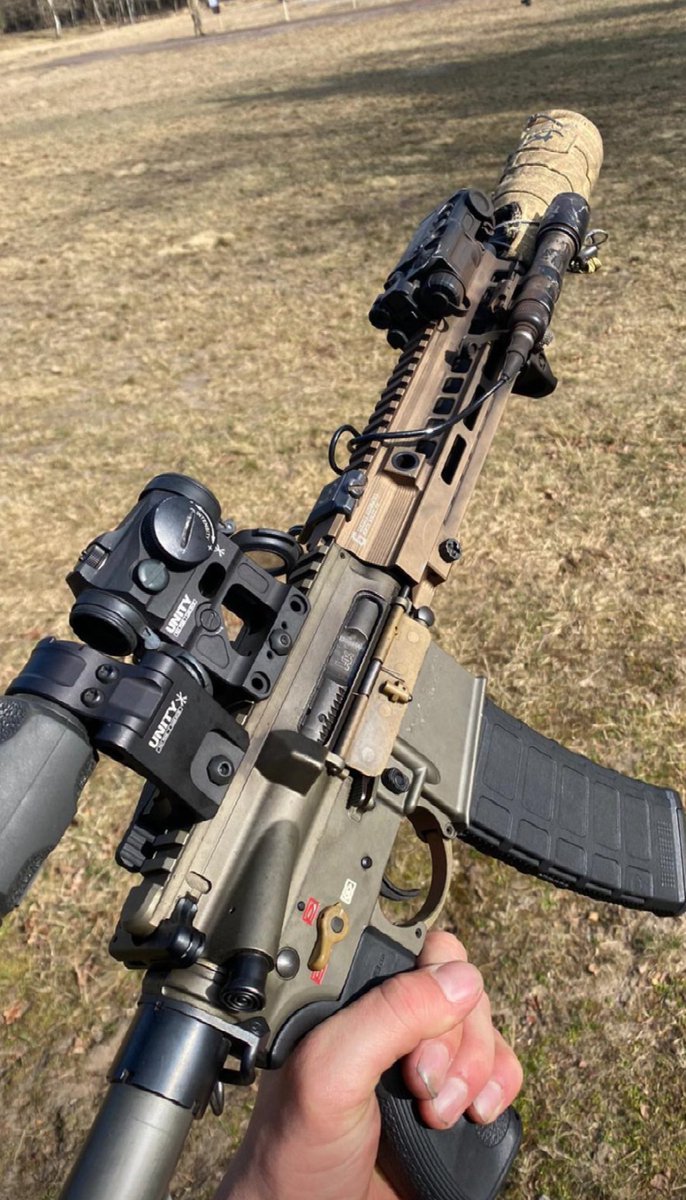 Elegante 🤙🏼🔥

HK 416-A5 11' con:

-🎯Aimpoint Micro T2 sobre un 'andamio' Unity Fast de 2.26'

- Magnificador Aimpoint de 3x aumentos en una montura Unity FTC

- Rail Geissele SMR MK15 MLok

-🔦 Surefire M600V

- Laser Wilcox RAID-X 

- Cargador PMAG de 40💊

- Supresor + condón