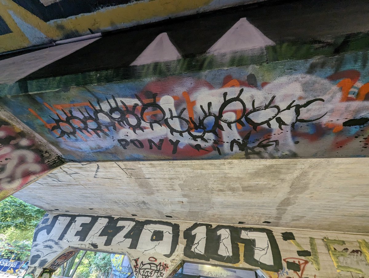 KrogCodexGSU's tweet photo. Lots of new faces and tiny tags in the tunnel from this past week. We noticed more small scale pieces on the columns as opposed to the wall space. 
These are our picks for Art of the Week!
_________________
#gsu #statenotsouthern #Krogstreettunnel #Atlantagraffiti #tagsandthrows https://t.co/i6Jn1Y2seY