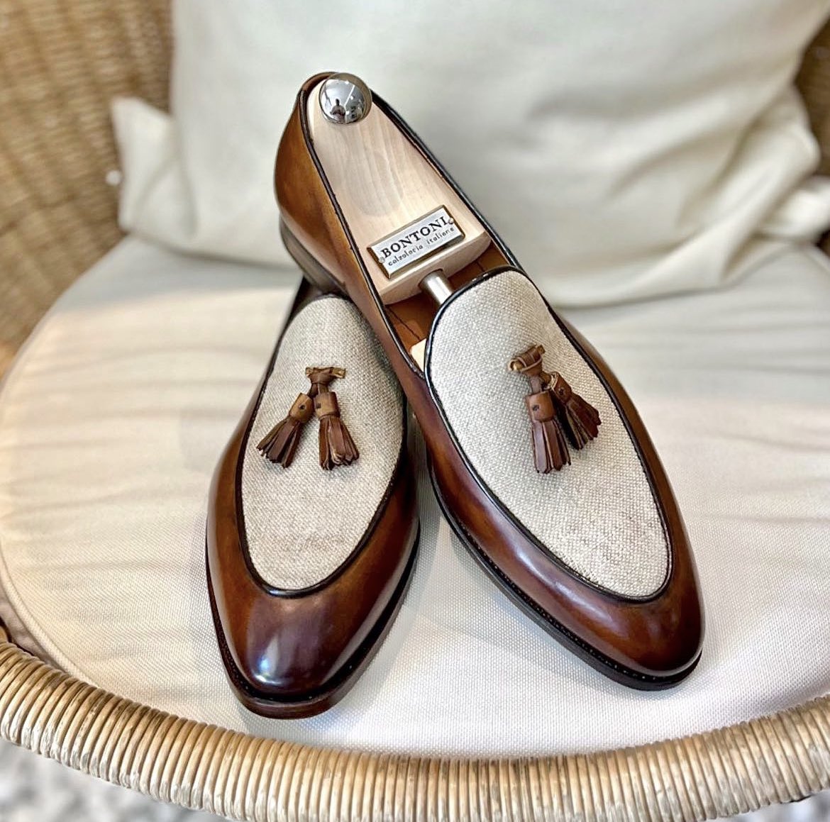 Bontoni ‘Antonino Bellezza' MTO Denim and Hand-Burnished Whiskey Calf Tassel Loafer.

#Bontoni #BontoniShoes  #MadeToMeasure  #Pitti #PittiUomo #Firenze #Menswear #MensShoes #BespokeShoes  #Menswear #Shoes  #Italian #ItalianShoes #Handcrafted #GentWithStyle #MadeInItaly #Denim