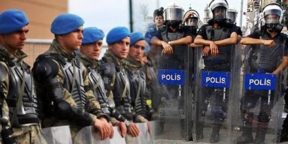 Seçimde görevli bütün kamu personeline ‘ek mesai’ parası
var da, polise jandarmaya
neden yok❓demiştim

Sağolsun <a href="/suleymansoylu/">Süleyman Soylu</a> giderayak ‘taltif ödemesi’
talimatı verdi

<a href="/EmniyetGM/">Türk Polis Teşkilatı</a> ödeme yapıldı
Ancak;

<a href="/jandarma/">T.C. Jandarma Gn. K</a> tarafında hala ses yok. Üvey evlat muamelesi olmazki <a href="/AliYerlikaya/">Ali Yerlikaya</a>