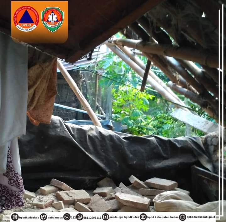 Senin ,12 Juni 2023
Telah terjadi rumah roboh milik Bpk Harwono di Desa Tumpang Krasak Rt 02 Rw 03 Kec. Jati. Rumah roboh disebabkan karena hujan deras disertai angin kencang tadi malam dan kondisi bangunan yang sudah tua dan rapuh, bagian rumah yang roboh mengalami