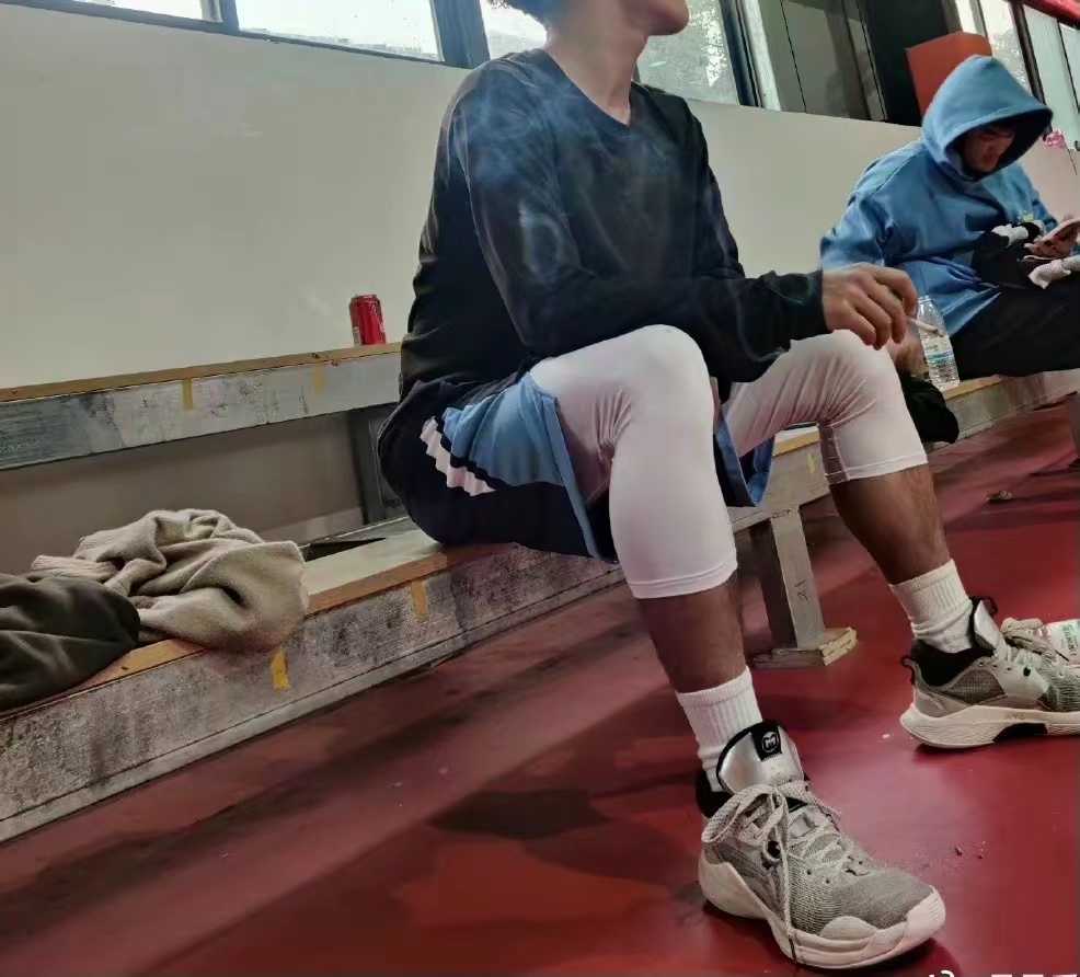 wangsihao15's tweet photo. 不抽烟怎么打球 https://t.co/pvYjeZYkff