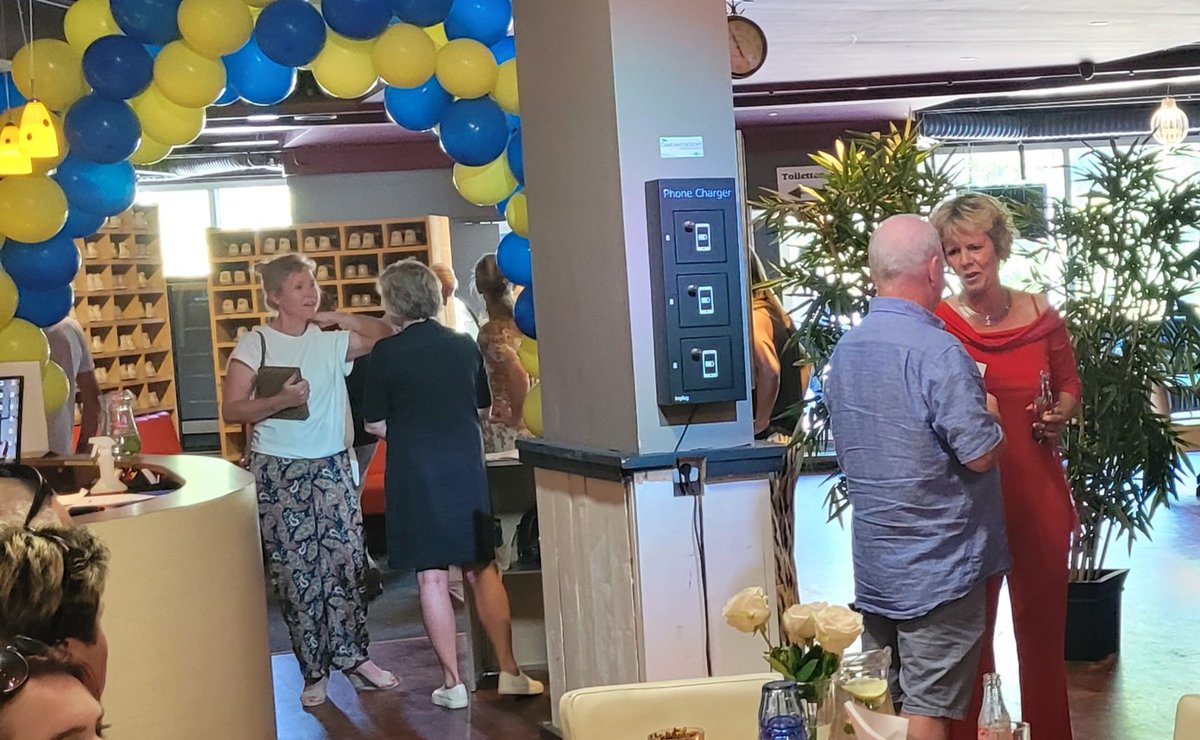 Helaas neemt Sandra van Koningsbrugge vandaag afscheid als directeur van <a href="/sportbelangSGK/">SGK</a> Bedankt voor de altijd fijne samenwerking! Maar ik kom haar gelukkig vast nog wel eens tegen bij <a href="/WelzijnSchev/">Welzijn Scheveningen</a>