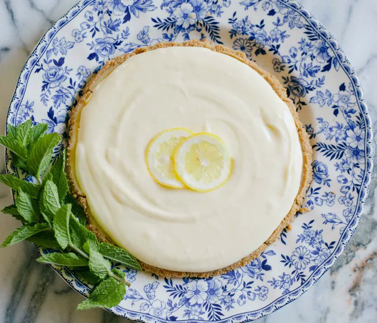 This #delicious lemon cream pie is creamy, decadent, and refreshing. #foodinspiration  cpix.me/a/171484357
