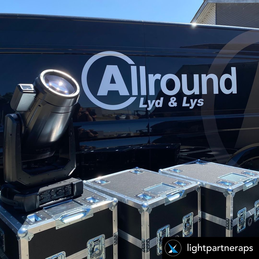 Robelighting's tweet photo. One more #NewGearMonday with Allround Lyd & Lys in Struer, Denmark, relaxing with their new @Robelighting #iFORTE FS luminaires & #RoboSpot followspot systems supplied by Light Partner Aps.
#robelighting #newrobegear #robeinnovation #lightpartneraps #allroundlydlys #lightinglife https://t.co/rQFfdftvQS