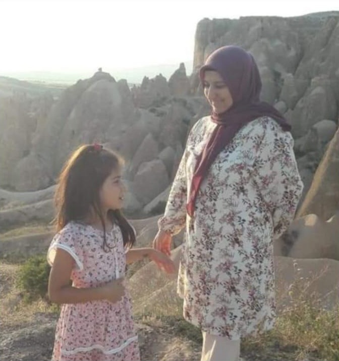 sevincozarslan's tweet photo. 8 y. Sude'nin annesi Ümran Karakuş Ankara'da GÖZALTINA alındı. 14 ve 23 y. iki çocuğu daha bulunan Karakuş'un kızı:

"Sekiz yıl geçti aradan, neden başımıza böyle şeyler geliyor anlamıyorum. O kadar psikolojim bozuldu ki sınavlara nasıl gireceğimi bilemiyorum. Küçük kardeşim sürekli ağlıyor. Annem hasta, babam % 87 engelli. İkisi de çok yaşadı. Psikolojimiz bozuldu." 

https://t.co/O2kyPPyIZ5