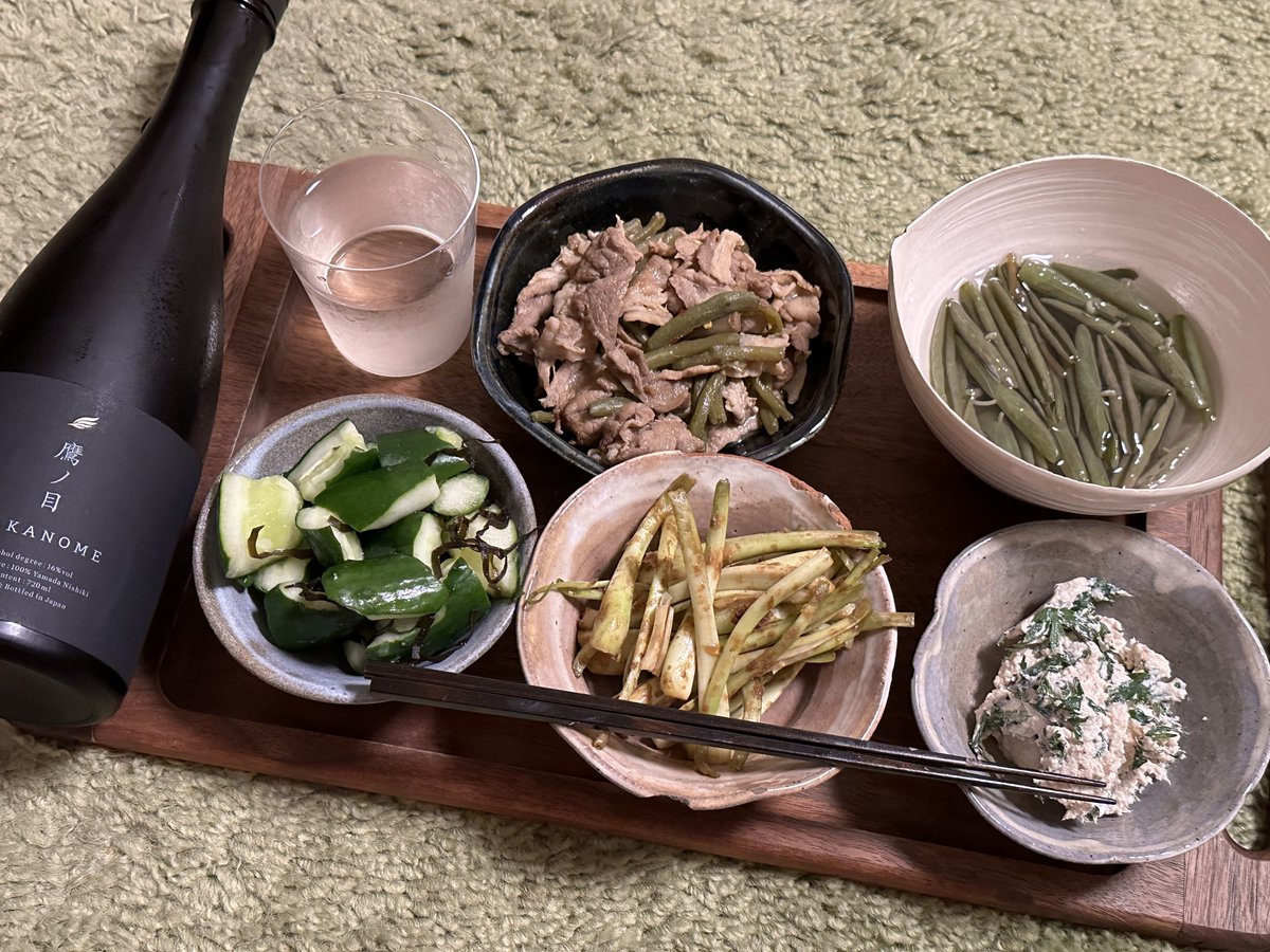 今日も一日お疲れ様でした
遅いばんげはミズと豚肉の炒め物（味どうらくの里）、安藤農園のじゅんさい（玉姫酢）、春菊クリームチーズ白和え（島ニンニク）、島らっきょう、胡瓜塩昆布和え
梅雨の生ぬるい風が入ってくる中、キンキンに冷やした鷹ノ目で晩酌開始
#晩酌 #鷹ノ目