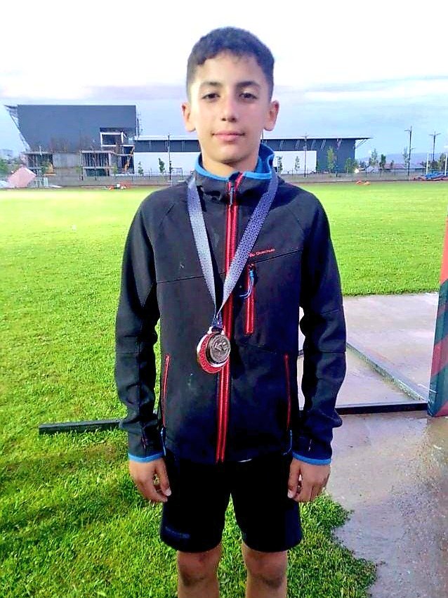 Tebrikler Şampiyon! 👏🏆

Sivas'ta düzenlenen SEM Türkiye Finali'nde uzun atlamada 4.70'lik derecesi ile Türkiye Şampiyonu olan sporcumuz Berat Kor'u tebrik ediyor, başarılarının devamını diliyoruz.