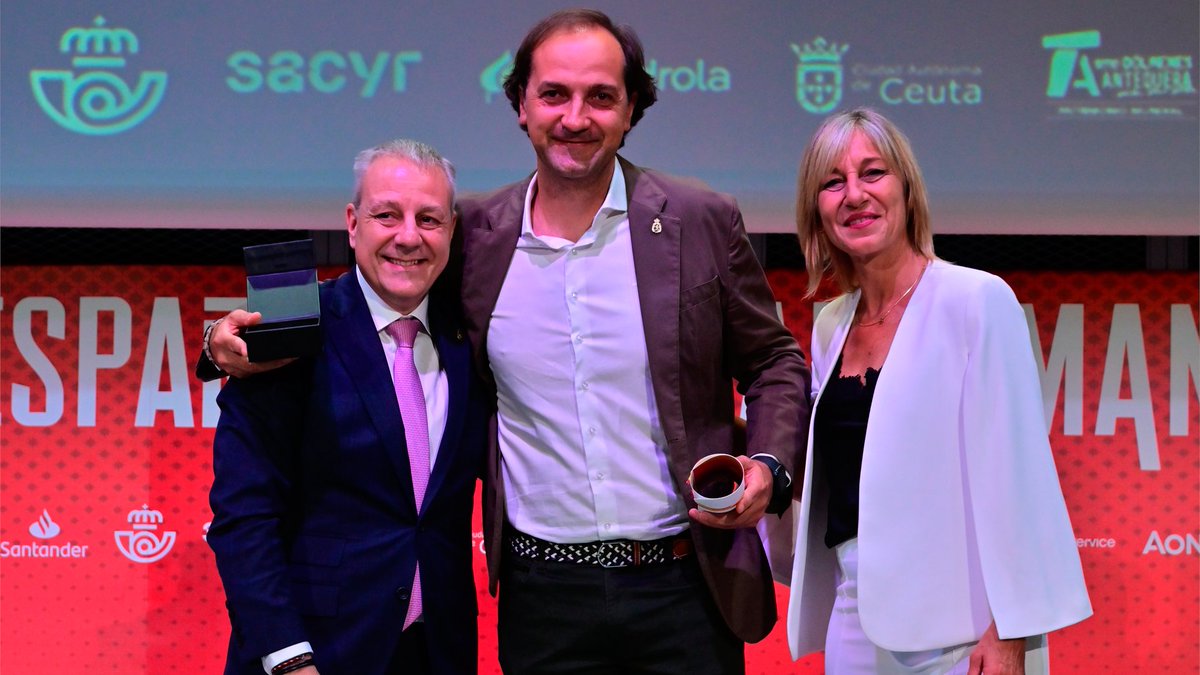 Fbmcv's tweet photo. La @comunitatesport triunfa en los #PremiosNacionales2023 de la @RFEBalonmano 🎖️

🥇 Insignia y medalla de oro
Miguel Ángel Valero
Sergio Berrios

📸 JLRecio

#️⃣ #ComunitatDelHandbol https://t.co/9zPmq4U0lx