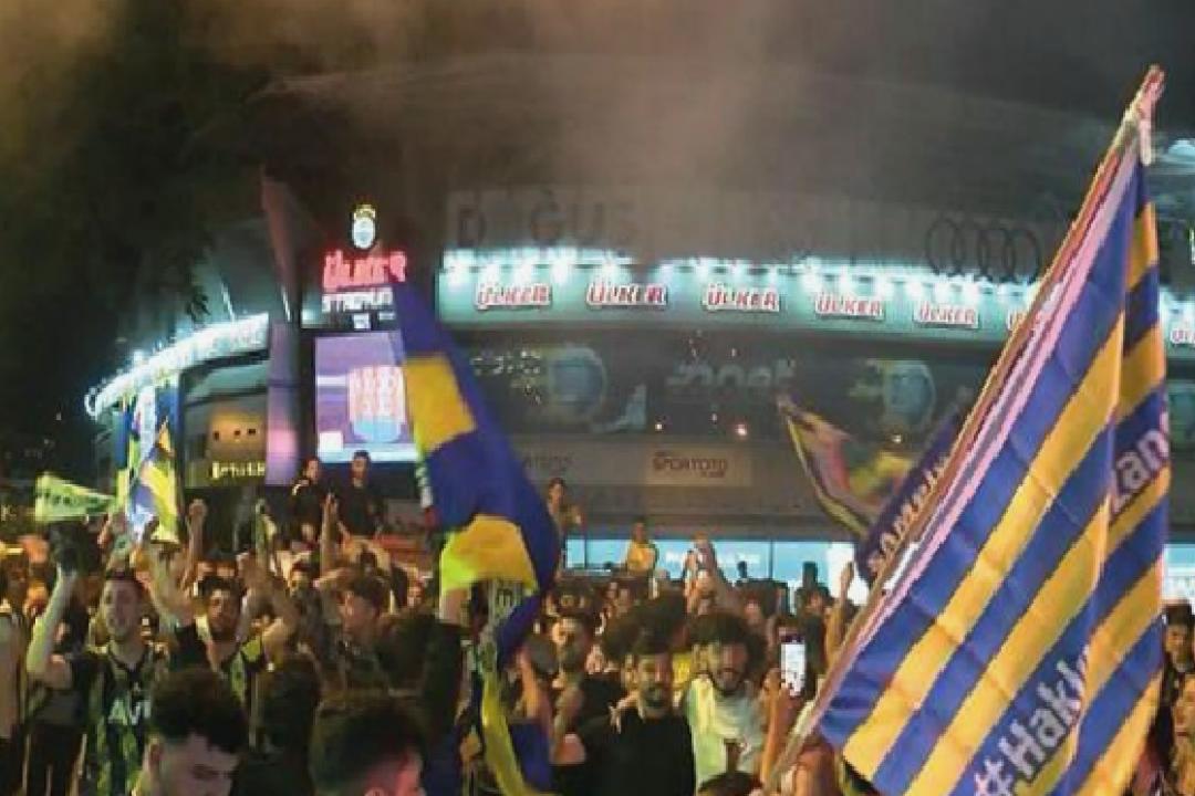 Fenerbahçeli taraftarlar Kadıköy’de kupa zaferini kutladı habernova.com/2023/06/12/fen… 
#haber 
#haberler
#Fenerbahce