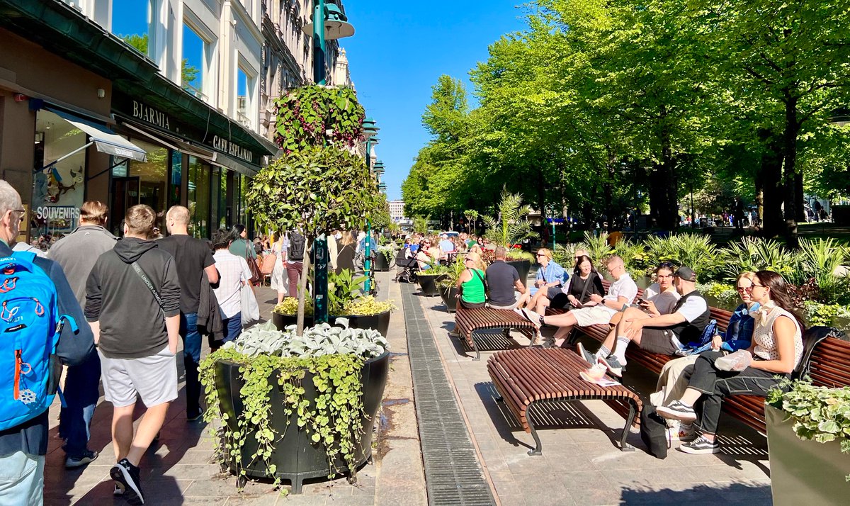 Niin on kuollutta ettei meinaa sekaan mahtua.

1/
#Espa #näivetys #Helsinki #Esplanadi