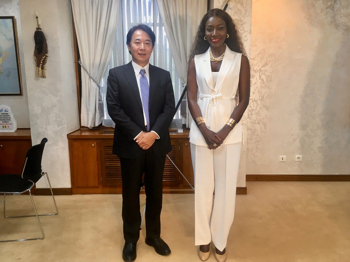 JapanEmbSenegal's tweet photo. 12日、伊澤大使は歌手のクンバ・ガウロ氏を迎え、同氏が計画中の社会貢献活動につき意見交換しました。
Le 12 juin, l’Ambassadeur IZAWA a reçu en audience la célèbre chanteuse @Coumba_Gawlo et échangé sur ses activités sociales. https://t.co/nvEgdlIA3e