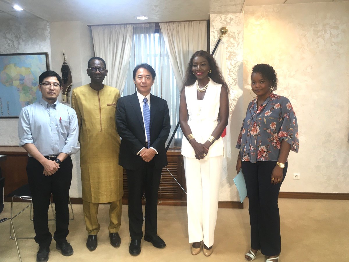 12日、伊澤大使は歌手のクンバ・ガウロ氏を迎え、同氏が計画中の社会貢献活動につき意見交換しました。
Le 12 juin, l’Ambassadeur IZAWA a reçu en audience la célèbre chanteuse <a href="/Coumba_Gawlo/">Coumba Gawlo</a> et échangé sur ses activités sociales.