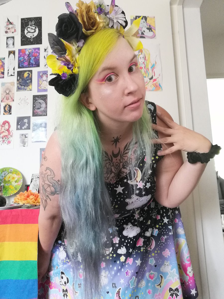 GSTQBijoux's tweet photo. J'ai essayé de faire une couronne de fleurs non binaire. Je me sens très alien avec ce look hehe 👽✨ https://t.co/PGsUBmprvI