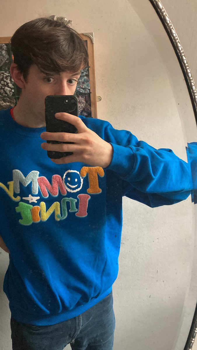 badlinuholding's tweet image. big man freddie holding his phone to show appreciation for tommys merch #badlinu