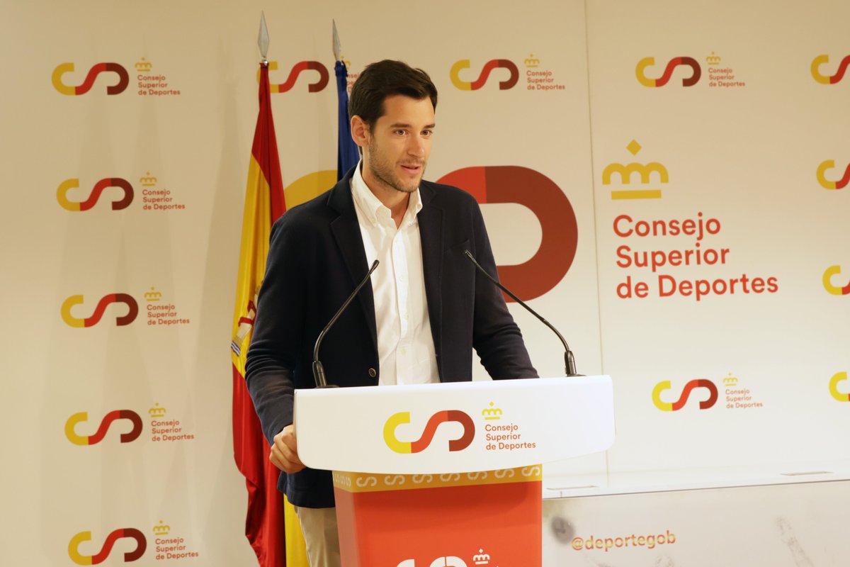 deportegob's tweet photo. 🎓 El DG de Deportes, Fernando Molinero, ha clausurado hoy la entrega de diplomas de la última edición del Curso de Experto en Mediación Deportiva, del @iemedep.

El acto, celebrado en el CSD, ha contado con un padrino de lujo: Vicente del Bosque. https://t.co/PqDM6QTU5j