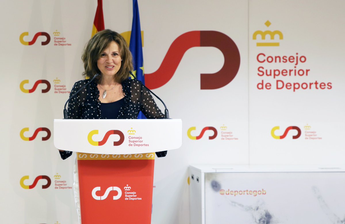 deportegob's tweet photo. 🎓 El DG de Deportes, Fernando Molinero, ha clausurado hoy la entrega de diplomas de la última edición del Curso de Experto en Mediación Deportiva, del @iemedep.

El acto, celebrado en el CSD, ha contado con un padrino de lujo: Vicente del Bosque. https://t.co/PqDM6QTU5j