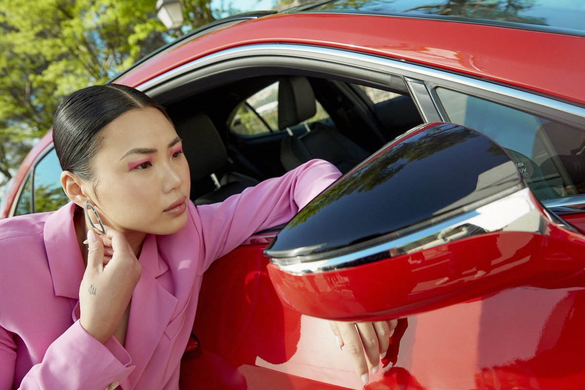 #Lexus presenta unos pendientes exclusivos inspirados en el diseño de las ventanillas del nuevo UX. fal.cn/3z0EL #LexusUX #LexusElectrified