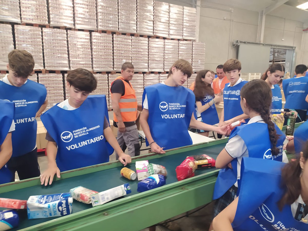 El viernes pasado🗓nuestro alumnado👩🏼‍🎓🧑‍🎓 de 4°Eso colaboró 💪🏻con el Banco de Alimentos🥔🍞🍽🍚🍶tras la recogida en los supermercado 🏪. ¡Toda una experiencia y un aprendizaje!👏🏻

#CalasanciasSevilla
#EresSomosSeremos
#AhoraCalasancias
#EsTiempoDeSalir