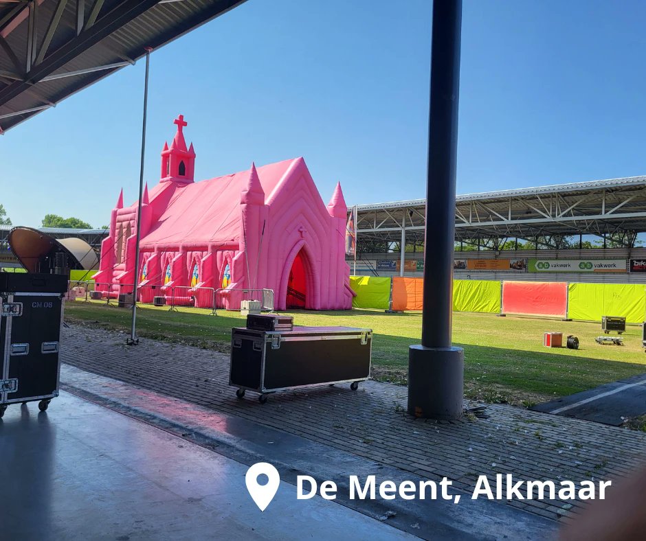 FEESD_verhuur's tweet image. In het midden van een schaatsbaan (De Meent, Alkmaar) mochten we de roze kerk opbouwen voor een gigantisch (leuk) schoolfeest met 200 silent disco hoofdtelefoons 🤩