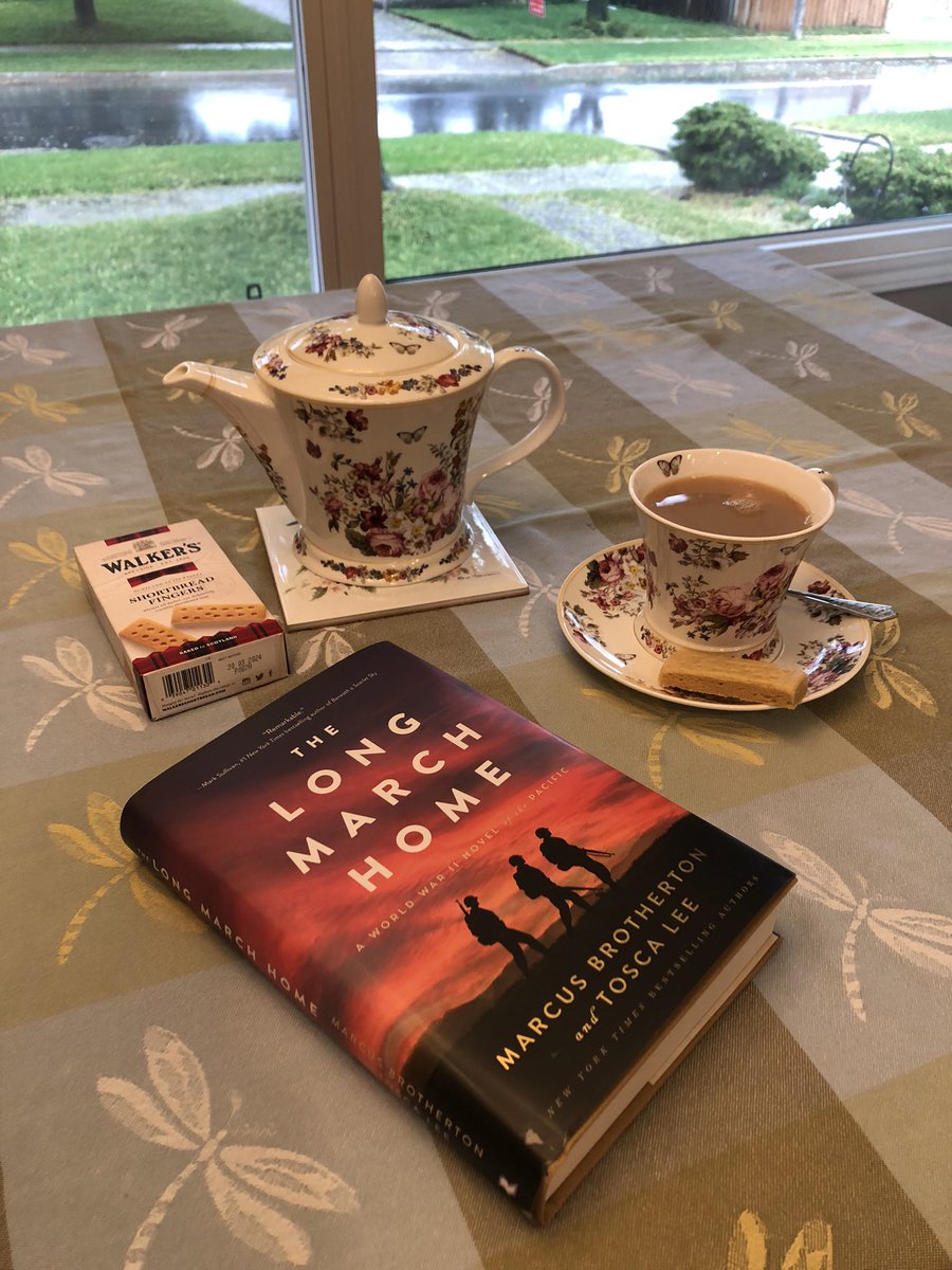 What do you do to turn a rainy day less gloomy? Read a good book with a nice cup of tea and piece of shortbread. Perfect ❤️

#TheLongMarchHomeBook by @marcusbrotherton and @ToscaLee from @revellfiction. #reading #books