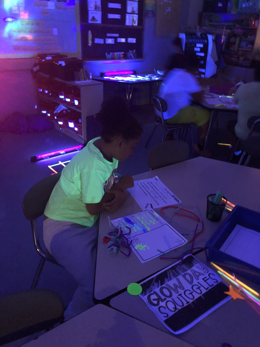 Doran_MsV's tweet photo. Celebrating all our “glowing” learning this year with our glow day! @FRPSsupt @frps_Doran https://t.co/5naXYwGrbc