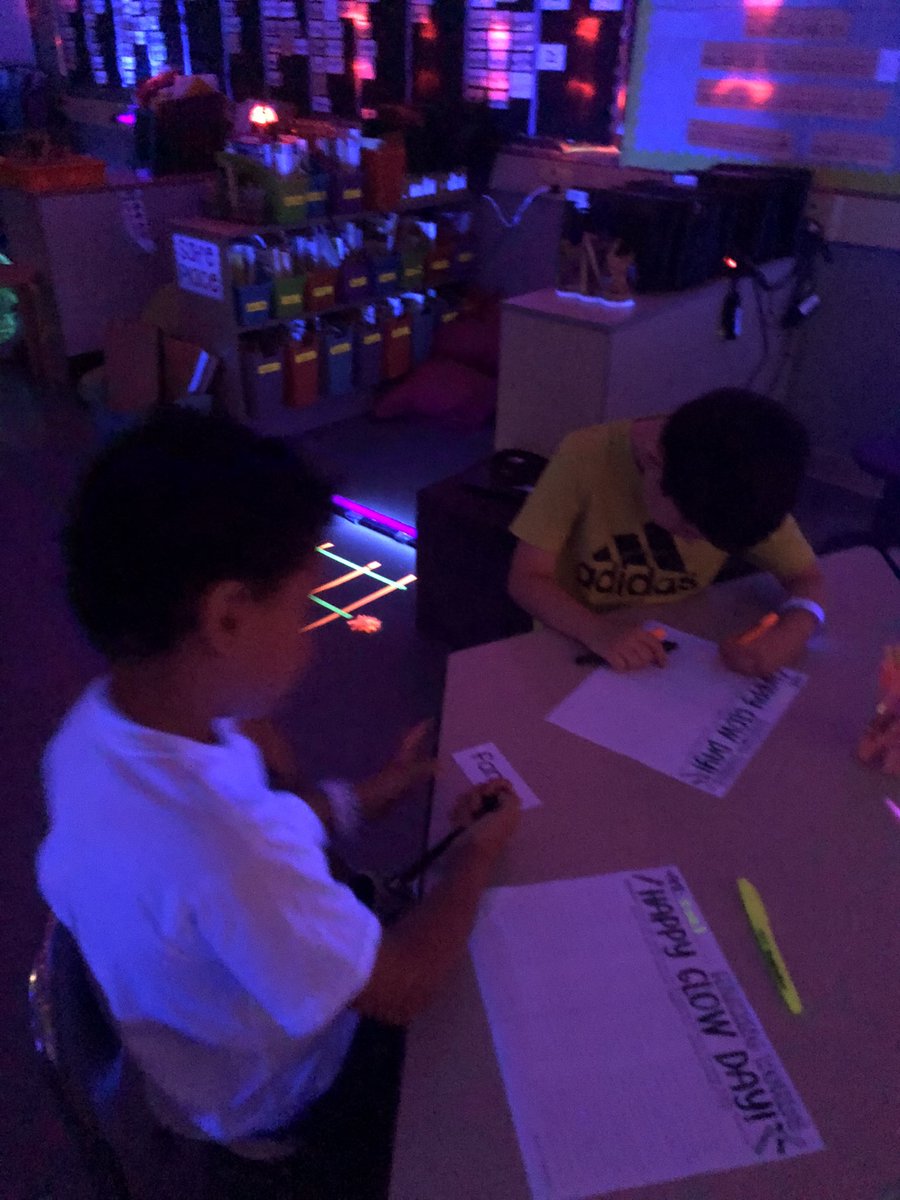 Doran_MsV's tweet photo. Celebrating all our “glowing” learning this year with our glow day! @FRPSsupt @frps_Doran https://t.co/5naXYwGrbc