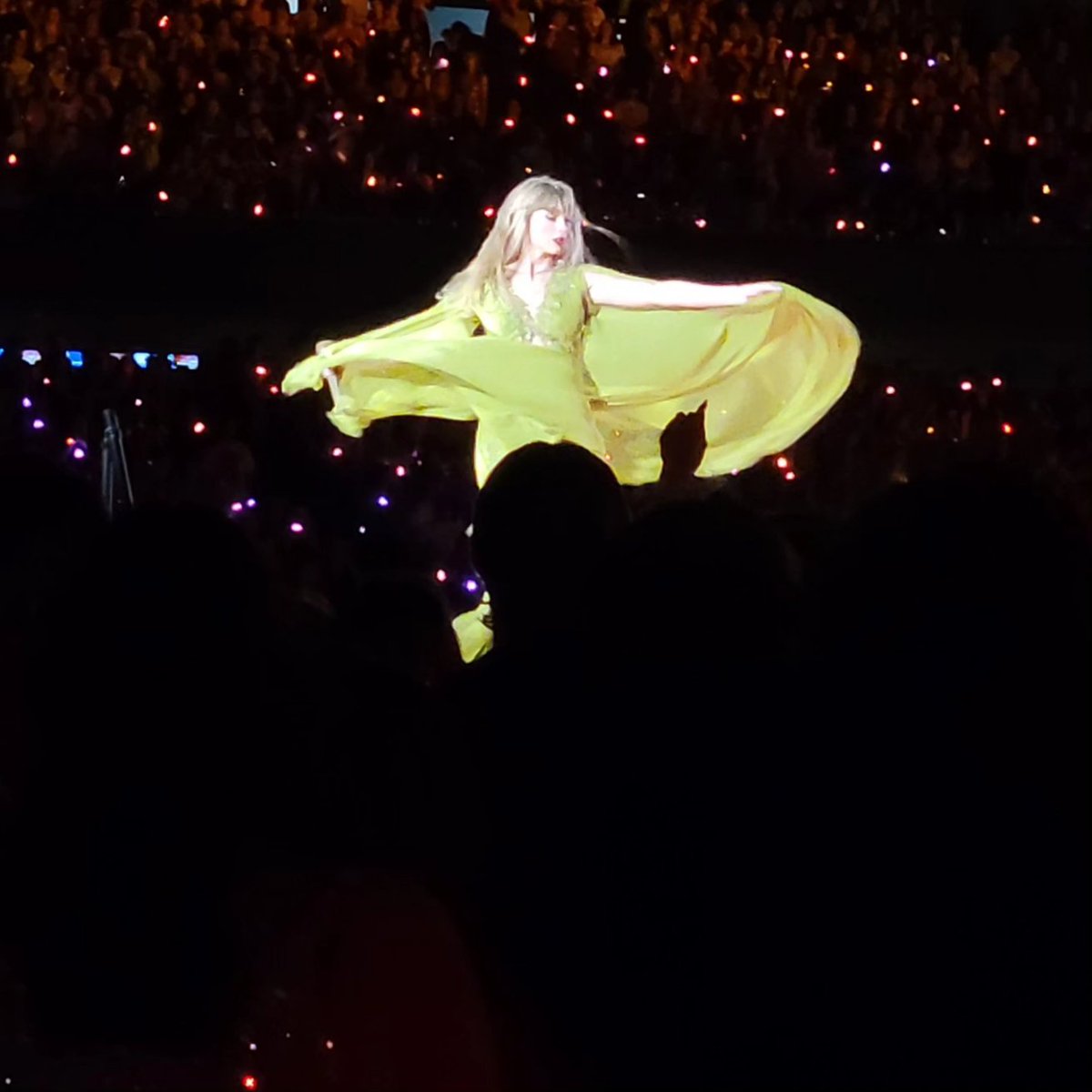noitsbeckysohot's tweet photo. Out of all the almost 700 pictures I took of Chicago N1 this one is my favorite.
I can't believe I got this https://t.co/CwMlHj6brU