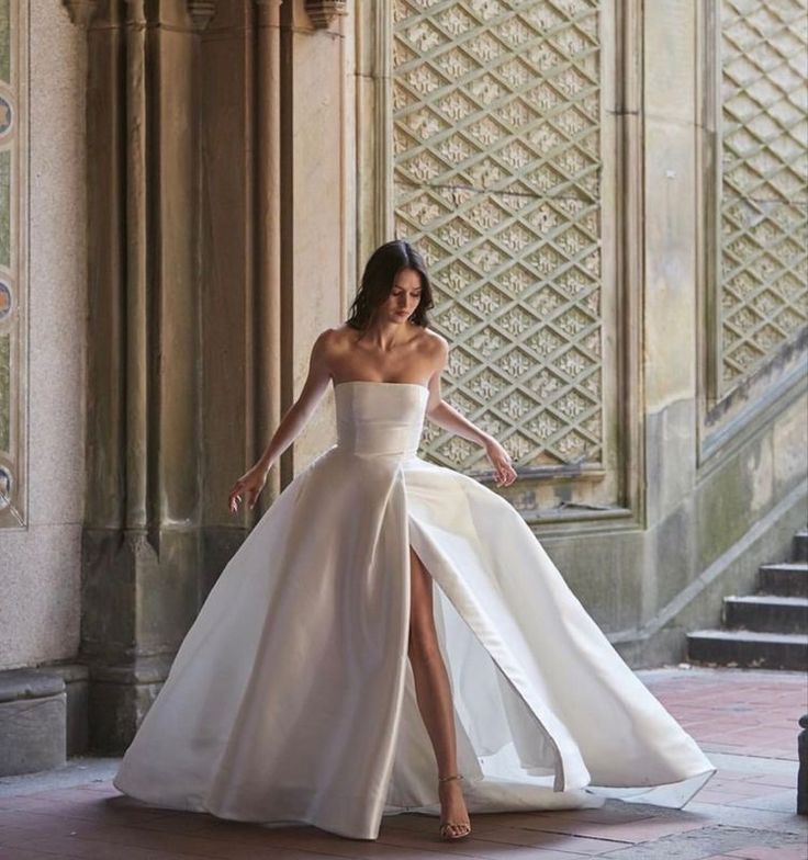 yxslvs's tweet photo. Ella es modelo y diseñadora de renombre. 
Él es empresario. 
Ella lleva enamorada de él desde que tiene memoria. 
Él es el prometido de su hermana. 
Cuando su hermana lo deja plantado en el altar, ella es obligada a casarse con él bajo una serie de reglas. https://t.co/AbMvRHhOGD