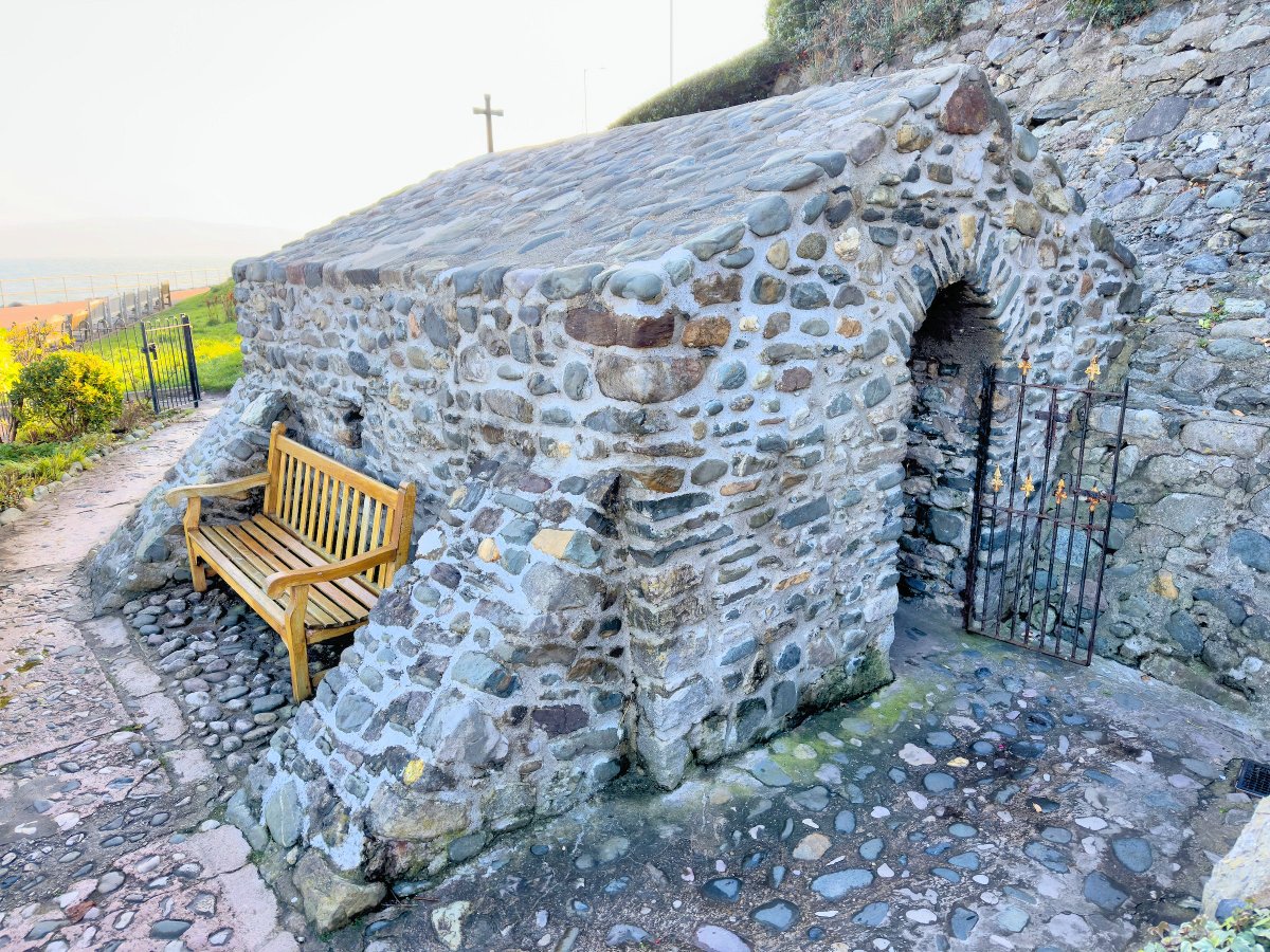 🔍 Fun fact: The UK's smallest church is in Rhos-on-Sea in Conwy County. With stunning views and a history dating back to the 6th century, St. Trillo's Church is a must-visit spot. Have you been? 🏰🙏 #ExploreConwy #StTrillosChurch #RhosonSea #Conwy #History #TravelWales