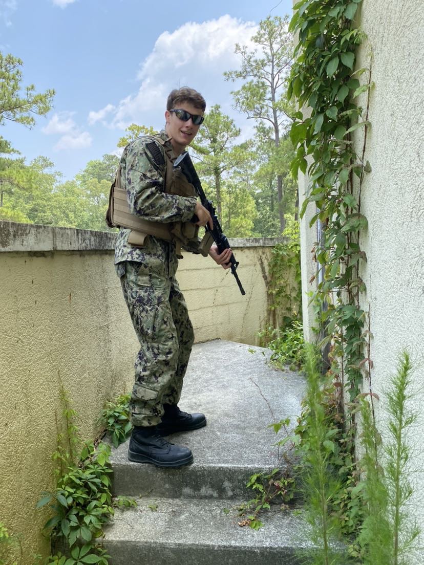 Rising 3/C Kaemen Smith participating in a MOUT exercise during his PROTRAMID summer training! 

#GoNavy⚓️ x #WinTheBattle