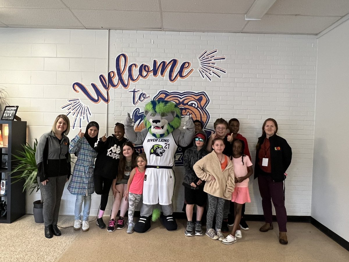 BurleighHillPS's tweet photo. Thank you @NNPNiagara , @RiverLions and @thebageloven for a great start to our week. @dsbn #deliciousbagels https://t.co/JgHNeQTvjn
